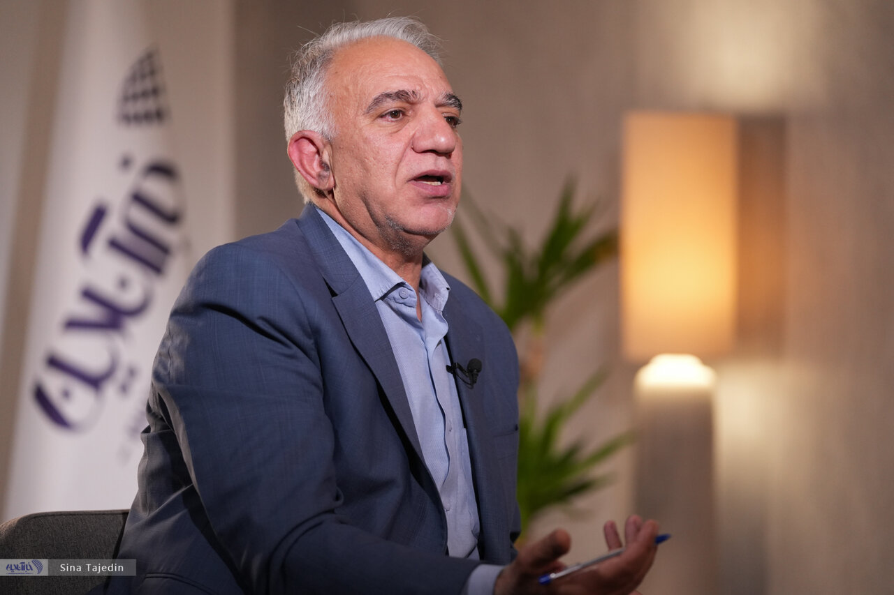 نگاه کنید به | هیچ خواننده ای از نام محمد (ص) صحبت نمی کند ، همانطور که فرهاد مهراد تلفظ می کند.