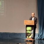 مردی که پناهگاه و دوستش شکسته است