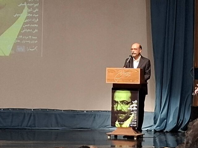 مردی که پناهگاه و دوستش شکسته است