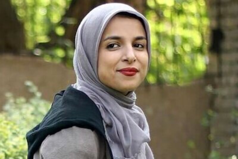 در مورد بحث و جدال Zeinab Mousavi چیست؟