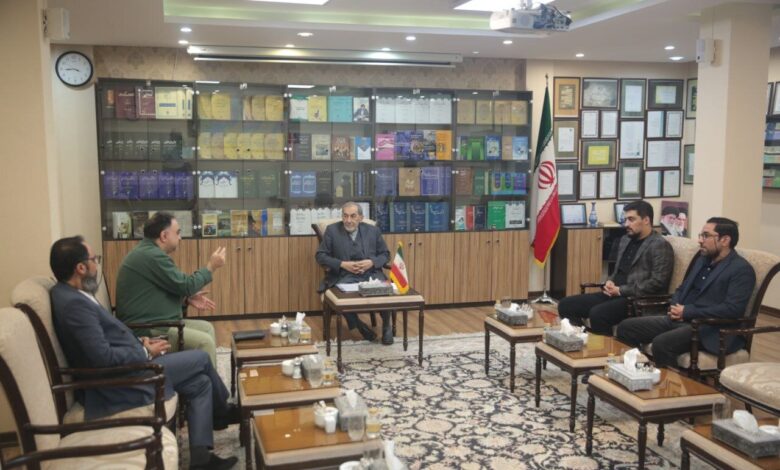 با علی اکبر ولااتی با دبیر و مدیران جشنواره هنرمندان ملاقات کنید