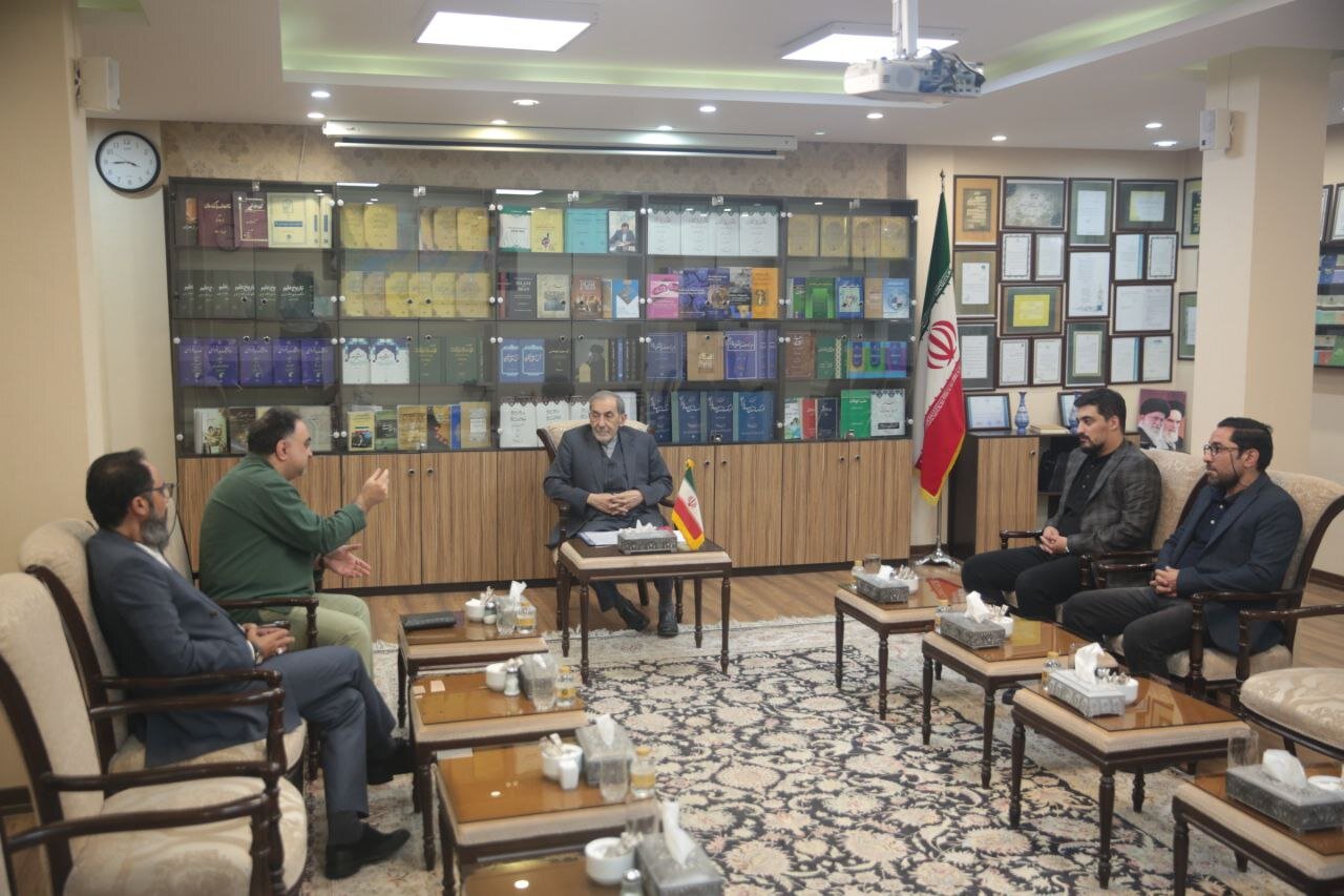 با علی اکبر ولااتی با دبیر و مدیران جشنواره هنرمندان ملاقات کنید