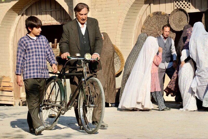 نگاه کنید به | شهنومه خواندن کمال و پدرش در سریال "حکایات کمال"