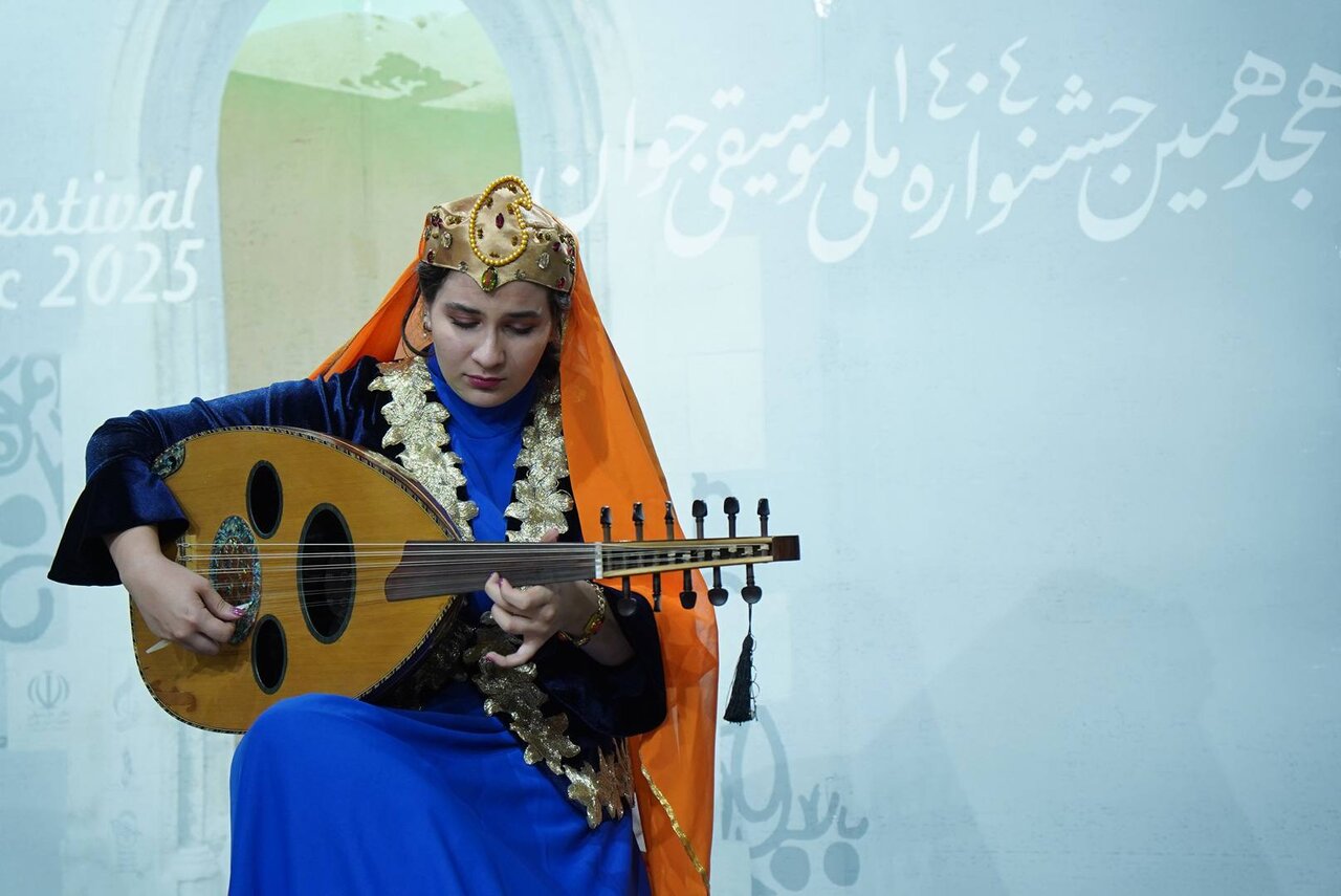 نوازنده و خوانندگان گروه سنی آذربایجان گروه A و B. چه اتفاقی در روز اول هجدهمین جشنواره موسیقی جوان افتاد؟