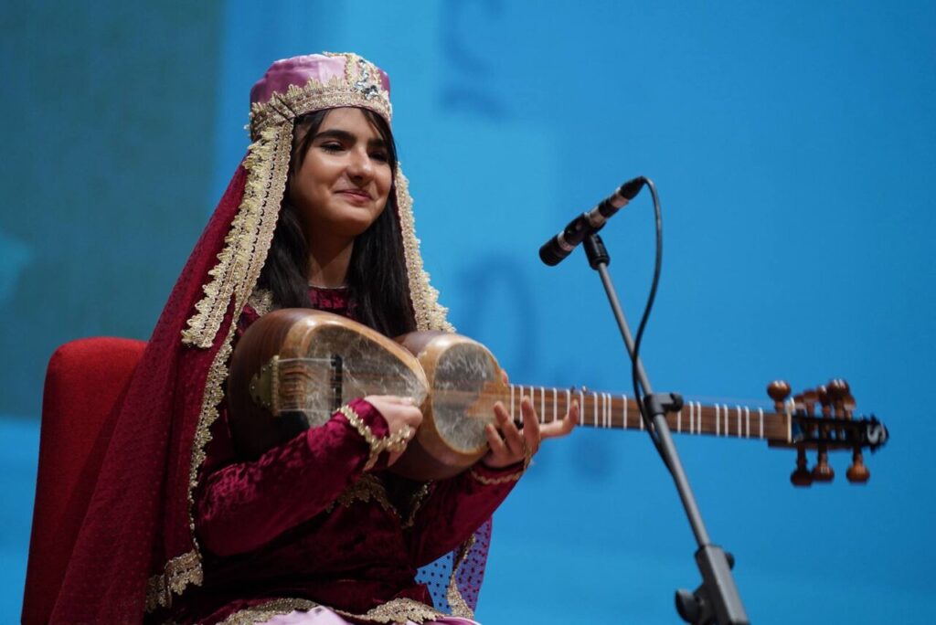 نوازنده و خوانندگان گروه سنی آذربایجان گروه A و B. چه اتفاقی در روز اول هجدهمین جشنواره موسیقی جوان افتاد؟