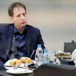 کاریکاتور/ باباک زنجانی ؛ خطاب "در کنار" دیروز ، سرمایه"در کنار" امروز