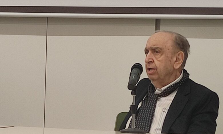 دستور در مورد احمد پژمن چه گفت؟
