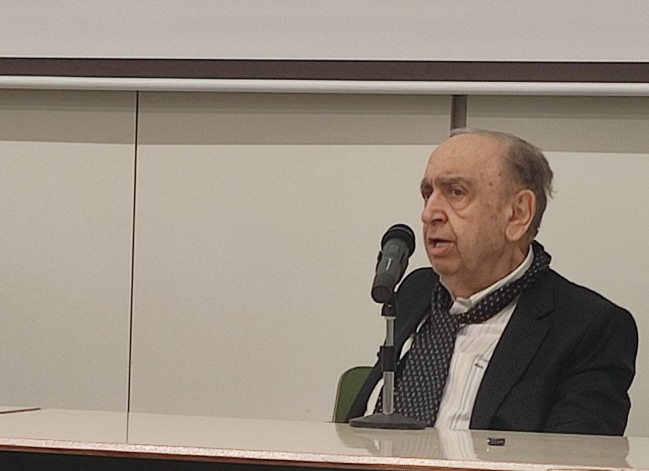 دستور در مورد احمد پژمن چه گفت؟