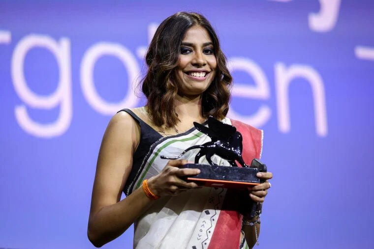 زنان در مرکز تاریخ ، بمبئی تحت نور و سکوت!