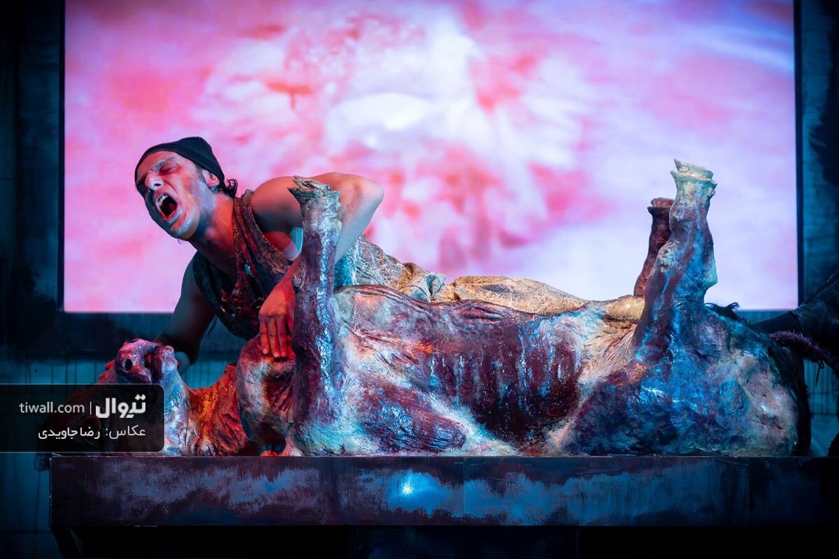 این شهر تئاتر اصلی تقریباً 5 میلیارد دلار فروخته شد؟