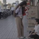 کودکی که به دنبال نان با مقیاس در خیابان است