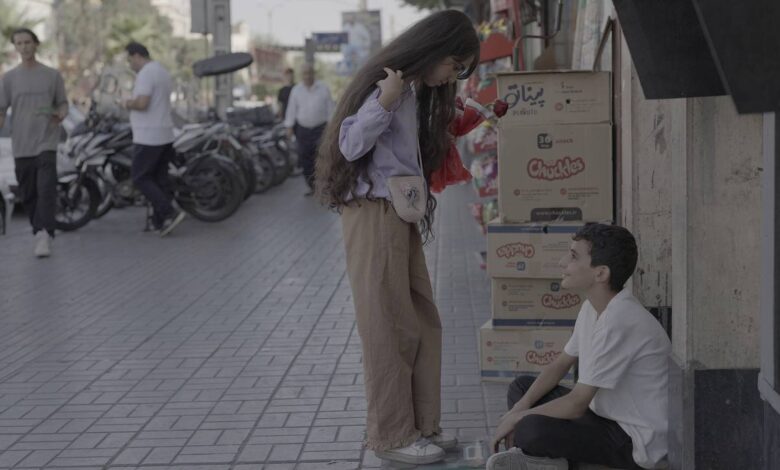 کودکی که به دنبال نان با مقیاس در خیابان است