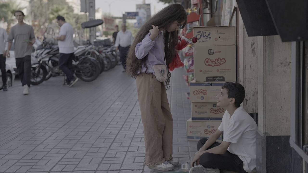 کودکی که به دنبال نان با مقیاس در خیابان است