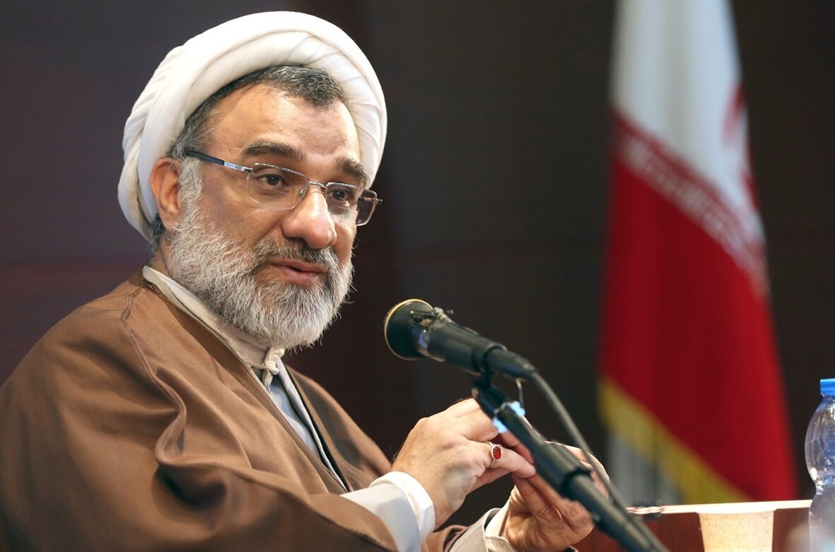 دبیر شورای عالی انقلاب فرهنگی: ما نمی توانیم یک خانم را در شوالیه ها مجاز کنیم/ در عکس