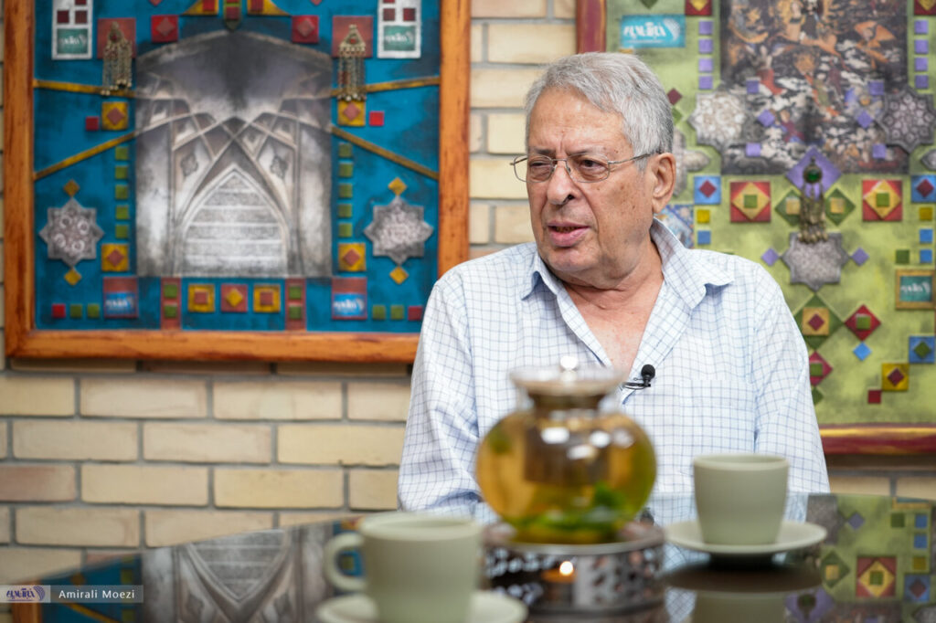 نگاه کنید به | Houshang Kamkar: همسرم طلای شما را فروخت تا بتوانم "شما شهید کجا هستید؟" انجام دادن