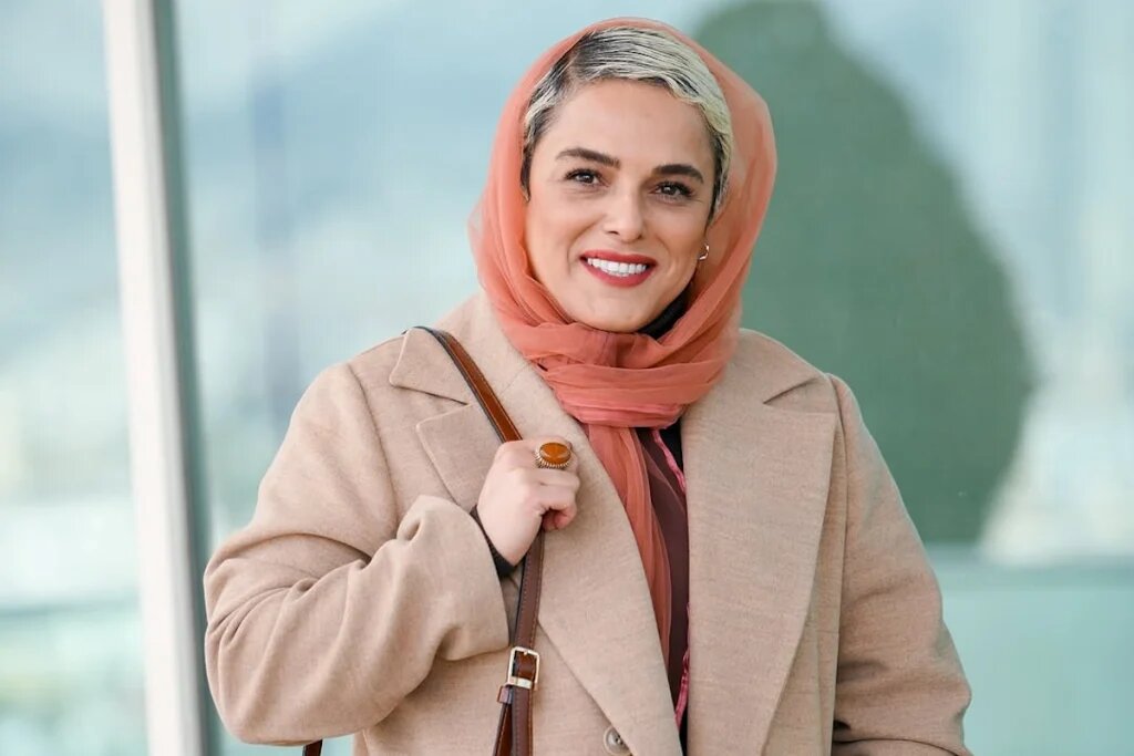 کارگردان سین به بازیگر زن جوکر توهین می کند: بدون چهره ، یا قد و چشمان رنگارنگ!