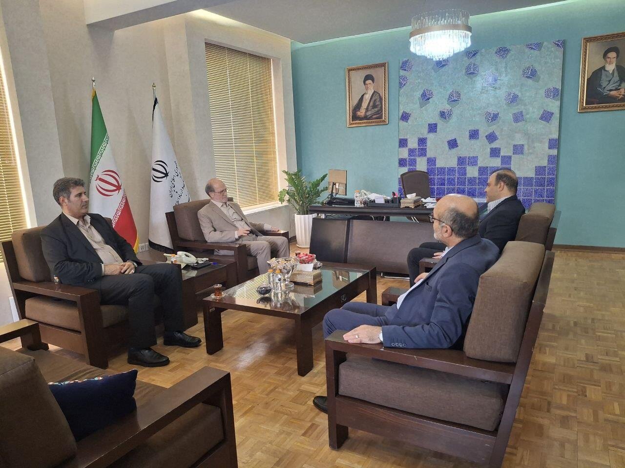 تأکید بر بخش هنری در حل مشکلات تئاتر شهر و تعامل با شهرداری