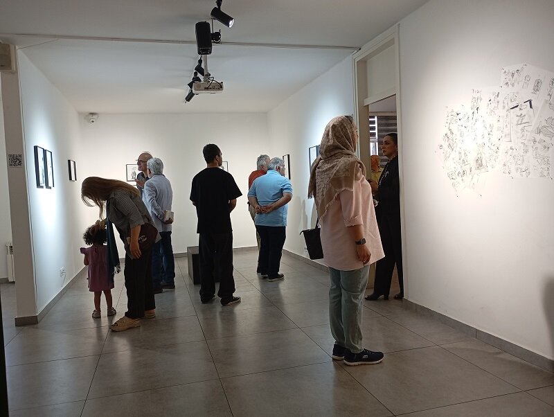 آثار هشتم زندانی روی دیوار