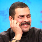 حمله روزنامه کیهان Pejman Bazouchi برای خواندن سرود ملی/ مالی خوب است