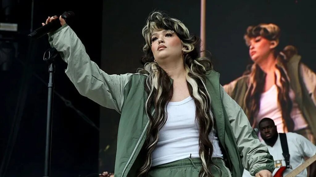 بیهوشی خواننده پاپ روی صحنه