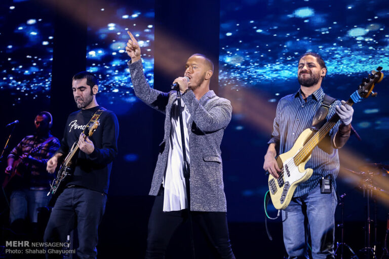 آیا شما آماده خال کوبی خواننده محبوب خود در پشت لب های خود هستید؟