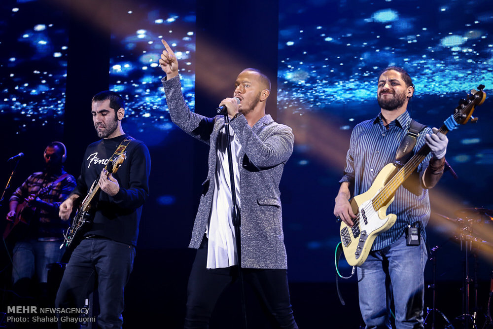 آیا شما آماده خال کوبی خواننده محبوب خود در پشت لب های خود هستید؟