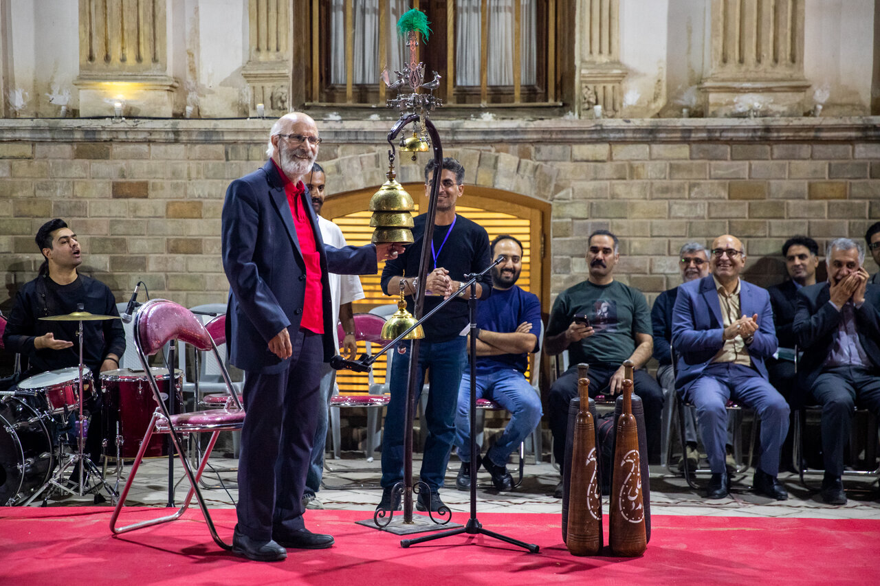 قدردانی از محمود باسی در جشنواره آیینی و سنتی