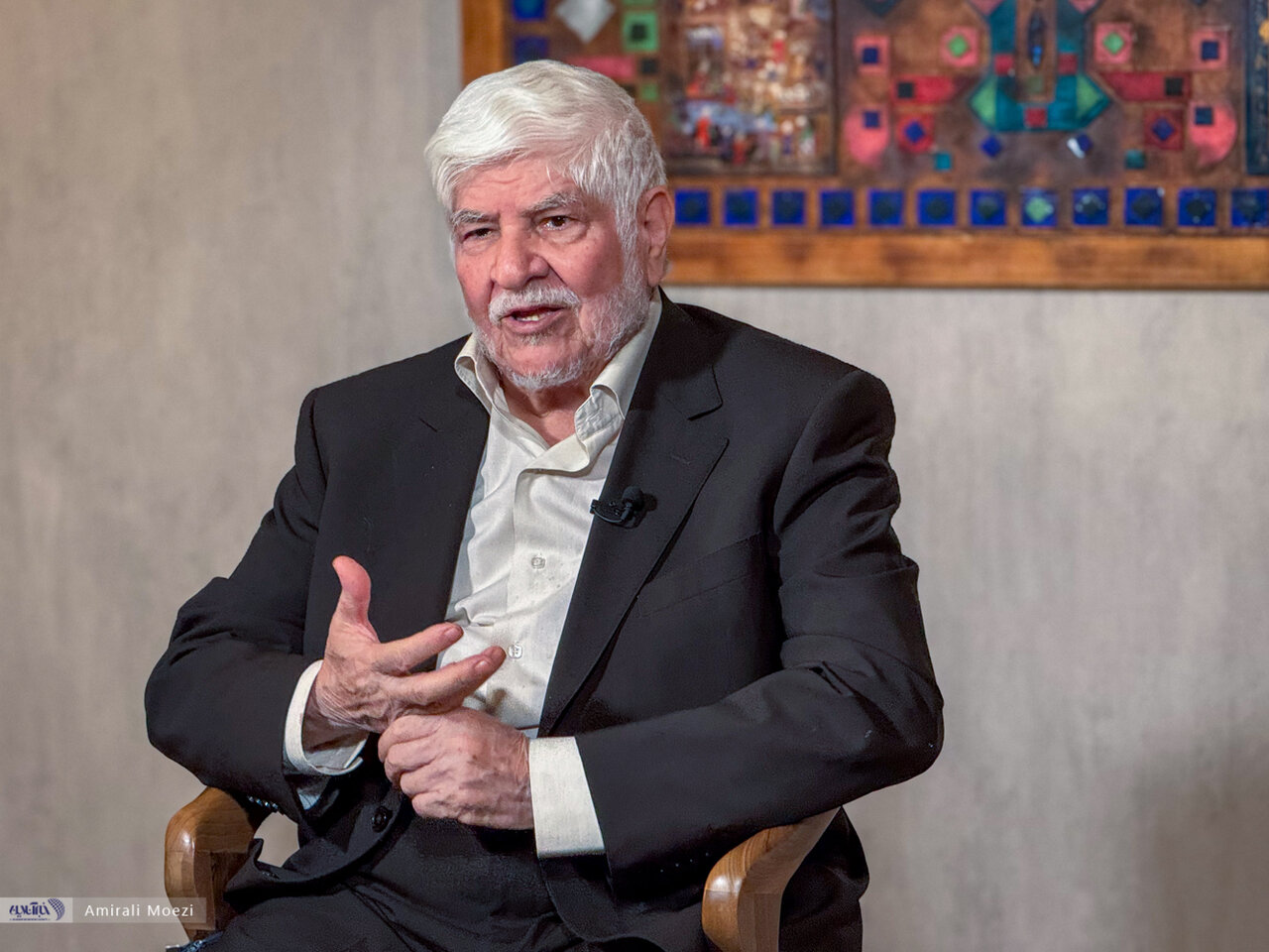 نگاه کنید به | چند نفر قبل و بعد از انقلاب رادیو و تلویزیون ایران را اداره کردند؟