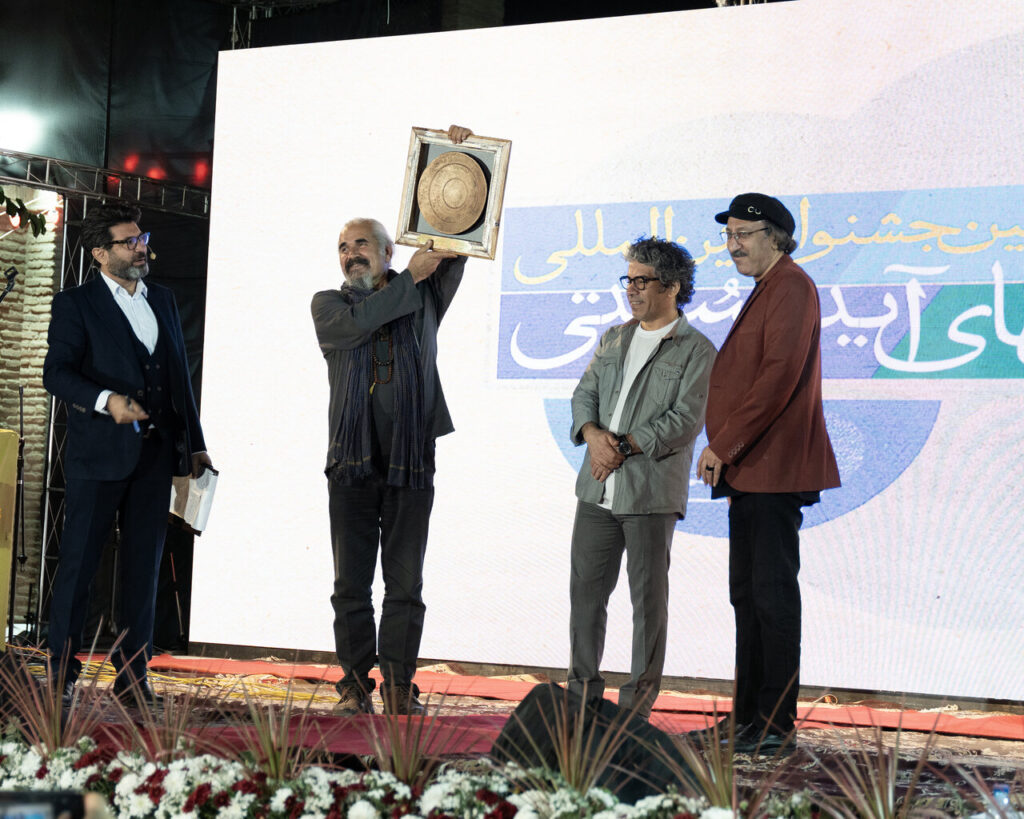 از یادبود تا شورا از طریق نمایش ها و جشنواره سنتی و جشنواره سنتی آیین های سنتی به ایستگاه نهایی رسید