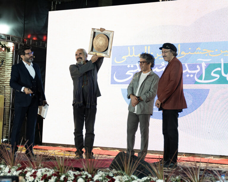 از یادبود تا شورا از طریق نمایش ها و جشنواره سنتی و جشنواره سنتی آیین های سنتی به ایستگاه نهایی رسید