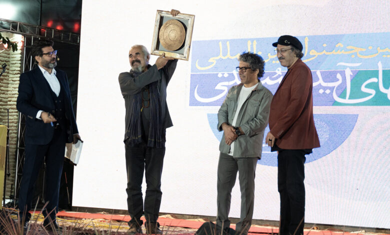 از یادبود تا شورا از طریق نمایش ها و جشنواره سنتی و جشنواره سنتی آیین های سنتی به ایستگاه نهایی رسید