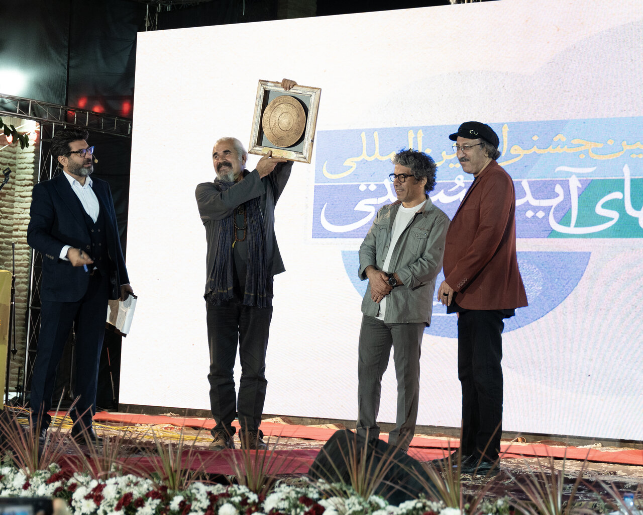 از یادبود تا شورا از طریق نمایش ها و جشنواره سنتی و جشنواره سنتی آیین های سنتی به ایستگاه نهایی رسید