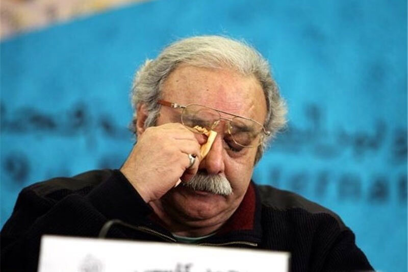 پاسخ پر جنب و جوش محمد کسبی به این سؤال "چه اتفاقی برای شما افتاد آقا؟ چشمان شما اکنون آب می شود. چه چیزی را به خاطر می آورید؟"