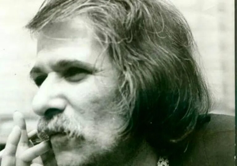 می‌سوختی به حسرت و دیدی که عاقبت / بر حال تو نسوخت دل هیچ کس؟ بسوز