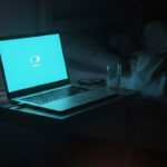 آیا شارژ دائمی لپ تاپ ویندوزی به باتری آن آسیب می‌زند؟ یک راهنمای جامع