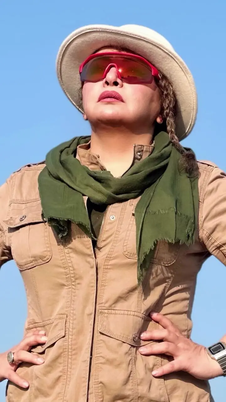 استایل پاییزی مهلقا باقری در کنار دریا