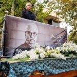 تصاویر؛ سوگواری فرزانه کابلی در مراسم تشییع همسرش هادی مرزبان