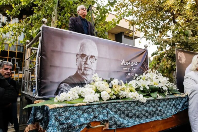 تصاویر؛ سوگواری فرزانه کابلی در مراسم تشییع همسرش هادی مرزبان