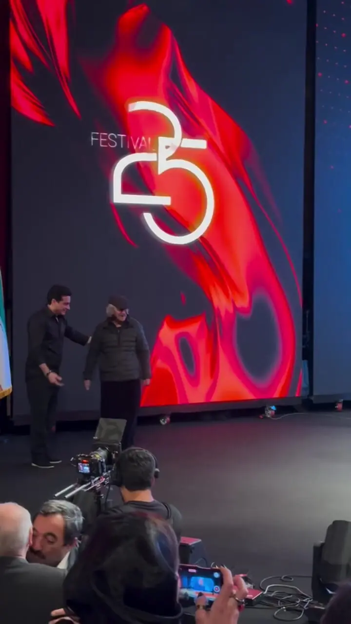 تقدیر از شفیعی کدکنی با همراهی همایون شجریان در جشنواره 25