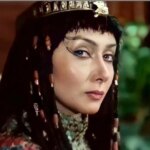 «زلیخا» در حال دعا خواندن در حرم امام رضا (ع)؛ سال 1397