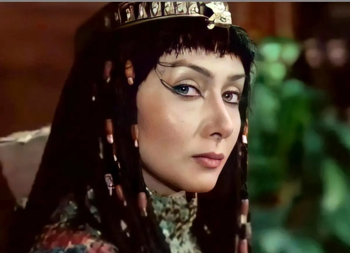 «زلیخا» در حال دعا خواندن در حرم امام رضا (ع)؛ سال 1397