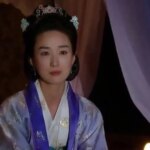 چهرۀ «یوها، مادر جومونگ» در 54 سالگی در حال پیاده‌روی در جنگل