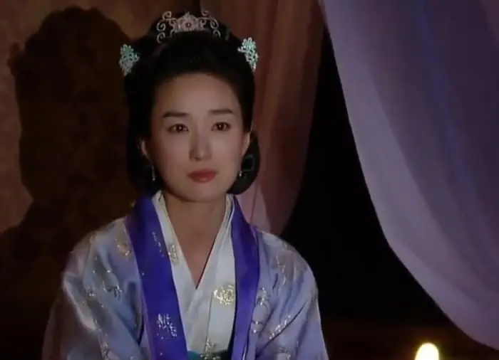 چهرۀ «یوها، مادر جومونگ» در 54 سالگی در حال پیاده‌روی در جنگل