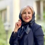 مرجانه گلچین با کت و شلوار آبی در یک مراسم عروسی