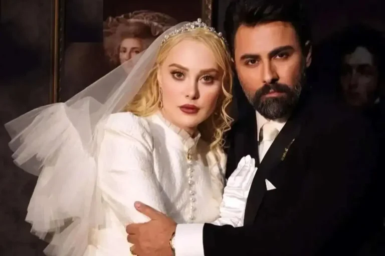 استایل کریسمسی «آرام جعفری» با تم نقره‌ای