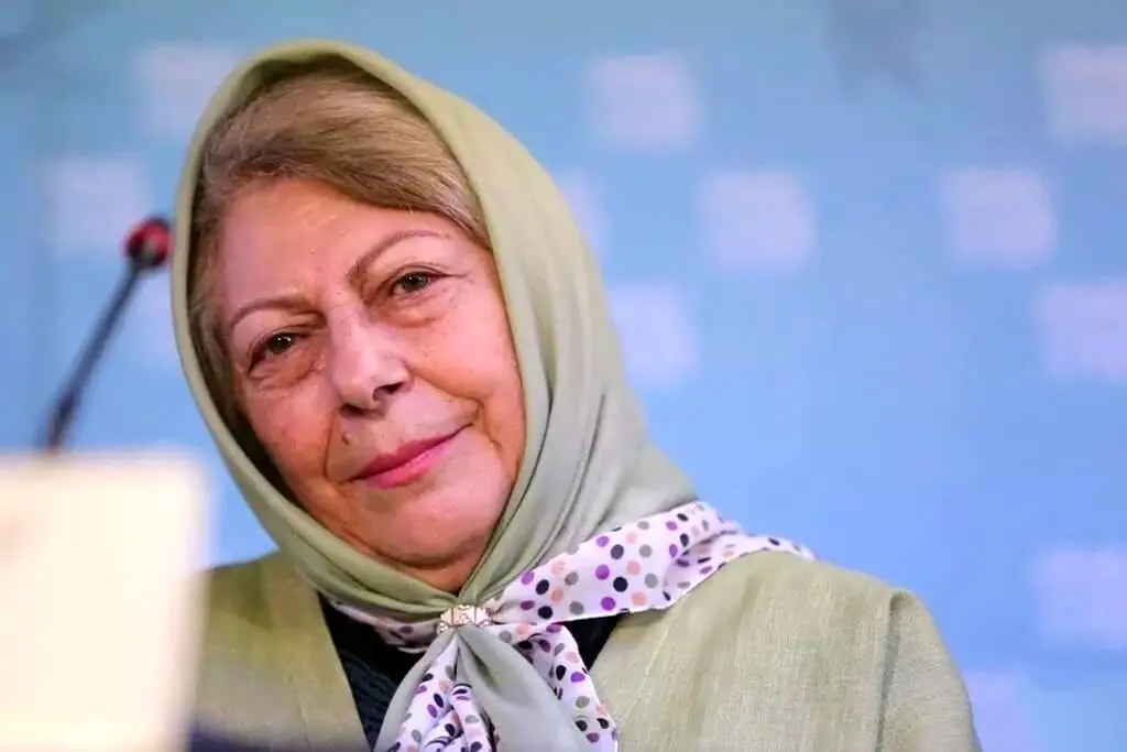 «ثریا قاسمی» در جوانی در آغوش مادرش «حمیده خیرآبادی»