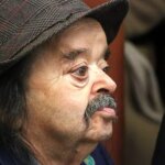 جشن تولد ۷۸ سالگی‌ اسدالله یکتا کنار خانواده