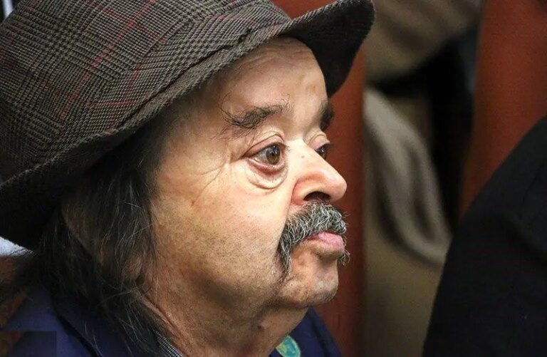 جشن تولد ۷۸ سالگی‌ اسدالله یکتا کنار خانواده