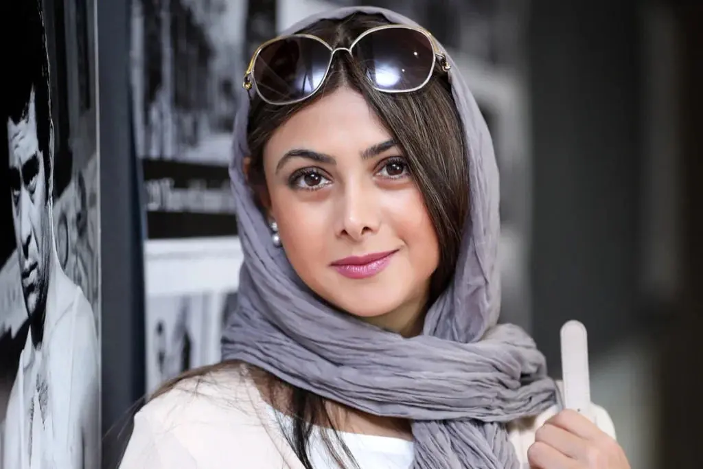 زمستان 1404: استایل کلاسیک آزاده صمدی در اصفهان