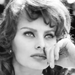 سوفیا لورن و ۳ بازیگر مشهور هالیوودی در کنار برج ایفل؛ ۶۳ سال پیش